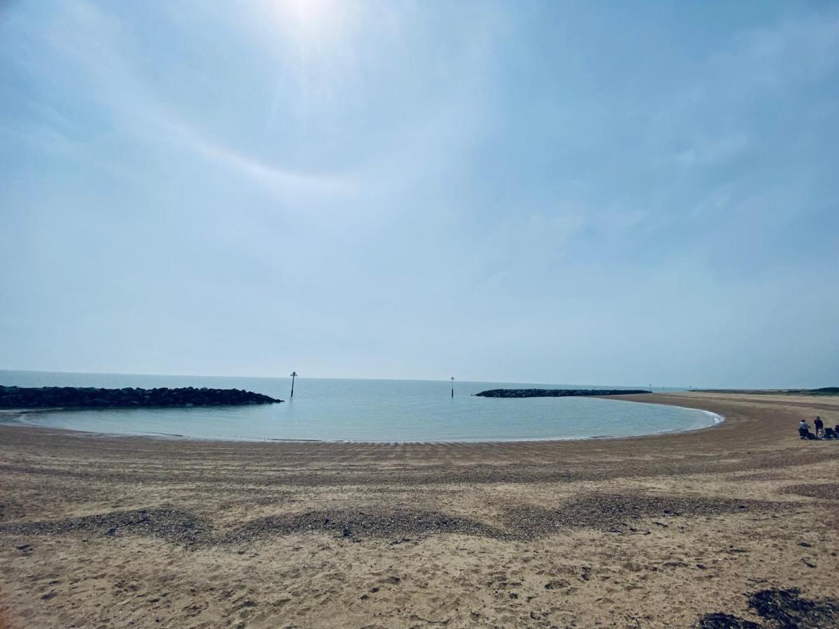 8 Bed Sun Decked Caravan Unlimited High Speed Wifi And Fun At Seawick Holiday Park 滨海克拉克顿 外观 照片
